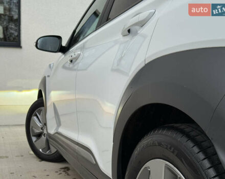 Белый Хендай Kona Electric, объемом двигателя 0 л и пробегом 96 тыс. км за 19500 $, фото 29 на Automoto.ua