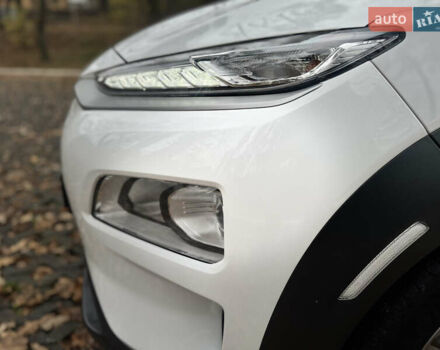 Білий Хендай Kona Electric, об'ємом двигуна 0 л та пробігом 59 тис. км за 17499 $, фото 44 на Automoto.ua