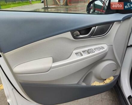 Белый Хендай Kona Electric, объемом двигателя 0 л и пробегом 65 тыс. км за 18700 $, фото 9 на Automoto.ua