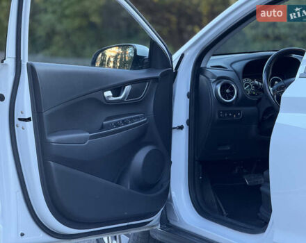 Белый Хендай Kona Electric, объемом двигателя 0 л и пробегом 80 тыс. км за 16900 $, фото 35 на Automoto.ua