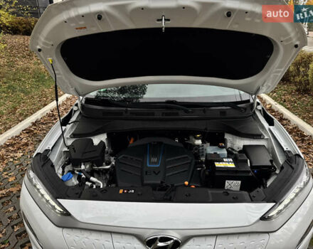 Белый Хендай Kona Electric, объемом двигателя 0 л и пробегом 58 тыс. км за 17499 $, фото 62 на Automoto.ua