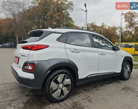 Білий Хендай Kona Electric, об'ємом двигуна 0 л та пробігом 78 тис. км за 17900 $, фото 7 на Automoto.ua