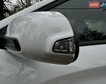 Белый Хендай Kona Electric, объемом двигателя 0 л и пробегом 58 тыс. км за 17499 $, фото 73 на Automoto.ua