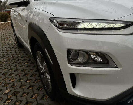 Белый Хендай Kona Electric, объемом двигателя 0 л и пробегом 58 тыс. км за 17499 $, фото 19 на Automoto.ua