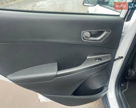 Білий Хендай Kona Electric, об'ємом двигуна 0 л та пробігом 158 тис. км за 16500 $, фото 19 на Automoto.ua