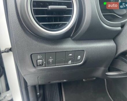 Білий Хендай Kona Electric, об'ємом двигуна 0 л та пробігом 158 тис. км за 16500 $, фото 17 на Automoto.ua