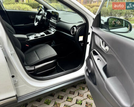 Белый Хендай Kona Electric, объемом двигателя 0 л и пробегом 103 тыс. км за 17999 $, фото 73 на Automoto.ua