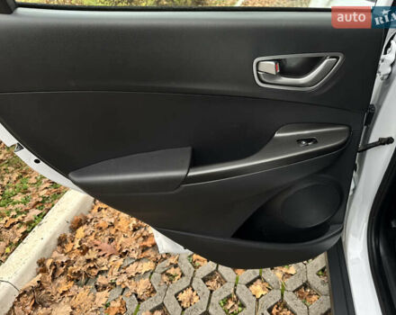 Белый Хендай Kona Electric, объемом двигателя 0 л и пробегом 58 тыс. км за 17499 $, фото 60 на Automoto.ua