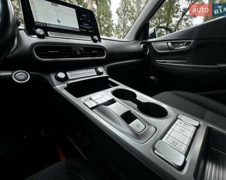 Белый Хендай Kona Electric, объемом двигателя 0 л и пробегом 103 тыс. км за 17999 $, фото 105 на Automoto.ua