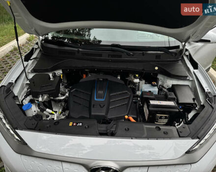 Белый Хендай Kona Electric, объемом двигателя 0 л и пробегом 103 тыс. км за 17999 $, фото 80 на Automoto.ua