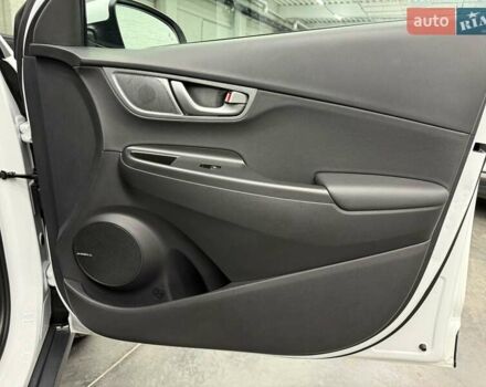 Белый Хендай Kona Electric, объемом двигателя 0 л и пробегом 92 тыс. км за 18983 $, фото 33 на Automoto.ua