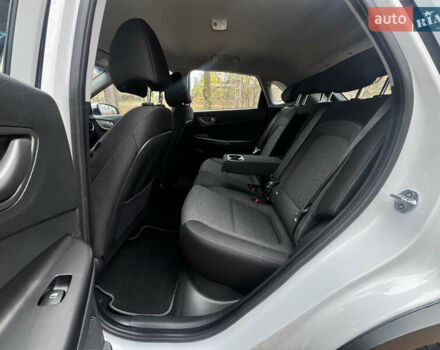 Білий Хендай Kona Electric, об'ємом двигуна 0 л та пробігом 59 тис. км за 17499 $, фото 56 на Automoto.ua