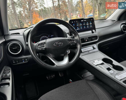 Белый Хендай Kona Electric, объемом двигателя 0 л и пробегом 58 тыс. км за 17499 $, фото 84 на Automoto.ua