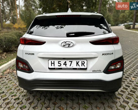 Белый Хендай Kona Electric, объемом двигателя 0 л и пробегом 103 тыс. км за 17999 $, фото 119 на Automoto.ua