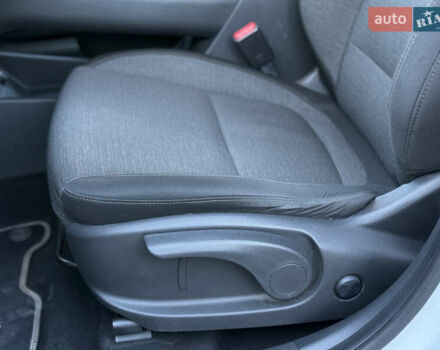 Белый Хендай Kona Electric, объемом двигателя 0 л и пробегом 80 тыс. км за 16900 $, фото 26 на Automoto.ua