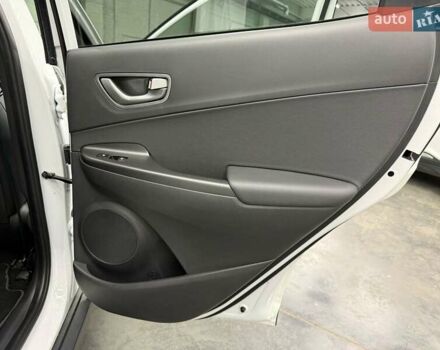 Белый Хендай Kona Electric, объемом двигателя 0 л и пробегом 92 тыс. км за 18983 $, фото 29 на Automoto.ua