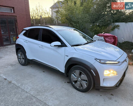 Белый Хендай Kona Electric, объемом двигателя 0 л и пробегом 47 тыс. км за 16100 $, фото 3 на Automoto.ua