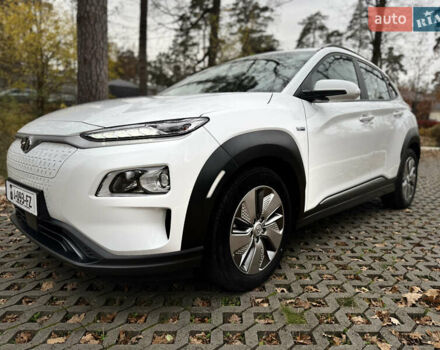 Белый Хендай Kona Electric, объемом двигателя 0 л и пробегом 58 тыс. км за 17499 $, фото 14 на Automoto.ua