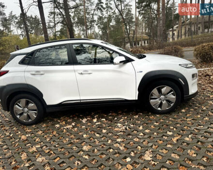 Белый Хендай Kona Electric, объемом двигателя 0 л и пробегом 59 тыс. км за 16900 $, фото 2 на Automoto.ua
