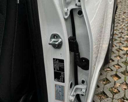 Белый Хендай Kona Electric, объемом двигателя 0 л и пробегом 58 тыс. км за 17499 $, фото 111 на Automoto.ua