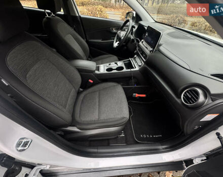 Білий Хендай Kona Electric, об'ємом двигуна 0 л та пробігом 59 тис. км за 17499 $, фото 14 на Automoto.ua