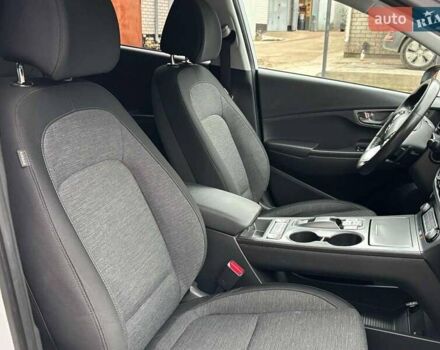 Білий Хендай Kona Electric, об'ємом двигуна 0 л та пробігом 102 тис. км за 15700 $, фото 25 на Automoto.ua