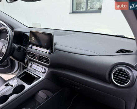 Белый Хендай Kona Electric, объемом двигателя 0 л и пробегом 96 тыс. км за 19500 $, фото 44 на Automoto.ua