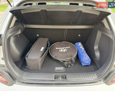 Белый Хендай Kona Electric, объемом двигателя 0 л и пробегом 107 тыс. км за 18465 $, фото 8 на Automoto.ua