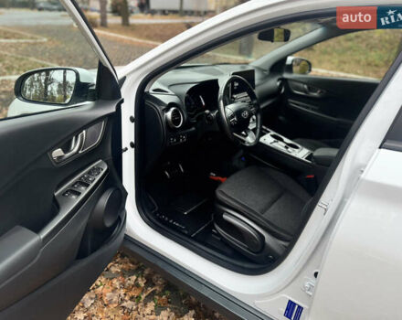 Білий Хендай Kona Electric, об'ємом двигуна 0 л та пробігом 59 тис. км за 17499 $, фото 53 на Automoto.ua