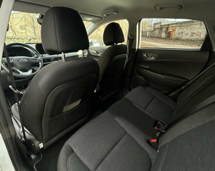 Білий Хендай Kona Electric, об'ємом двигуна 0 л та пробігом 59 тис. км за 15870 $, фото 11 на Automoto.ua