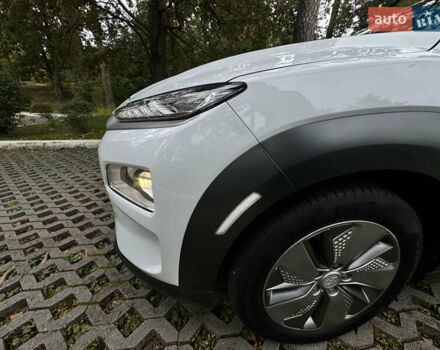 Белый Хендай Kona Electric, объемом двигателя 0 л и пробегом 103 тыс. км за 17999 $, фото 44 на Automoto.ua