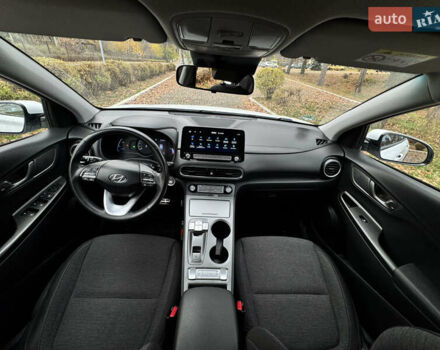 Белый Хендай Kona Electric, объемом двигателя 0 л и пробегом 58 тыс. км за 17499 $, фото 4 на Automoto.ua