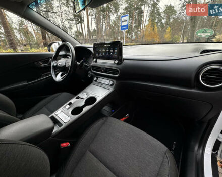 Белый Хендай Kona Electric, объемом двигателя 0 л и пробегом 58 тыс. км за 17499 $, фото 41 на Automoto.ua