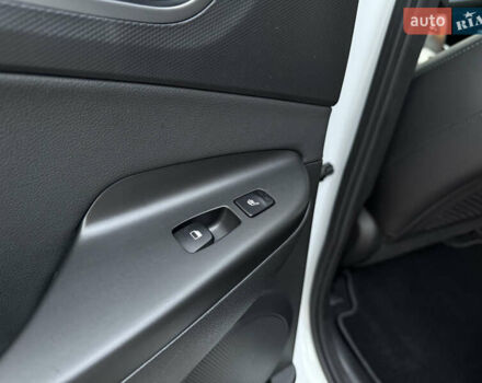 Белый Хендай Kona Electric, объемом двигателя 0 л и пробегом 96 тыс. км за 19500 $, фото 40 на Automoto.ua