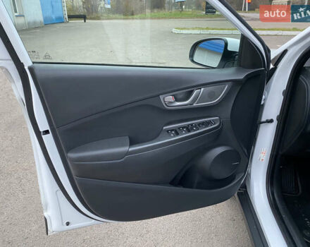 Белый Хендай Kona Electric, объемом двигателя 0 л и пробегом 166 тыс. км за 16900 $, фото 15 на Automoto.ua
