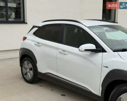 Белый Хендай Kona Electric, объемом двигателя 0 л и пробегом 96 тыс. км за 19500 $, фото 9 на Automoto.ua