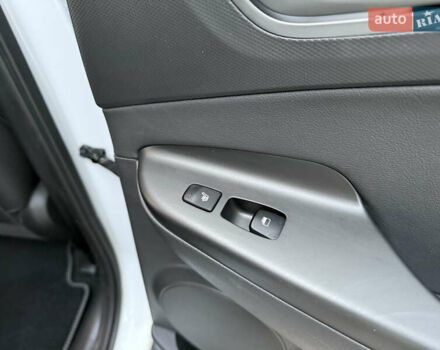 Белый Хендай Kona Electric, объемом двигателя 0 л и пробегом 96 тыс. км за 19500 $, фото 34 на Automoto.ua