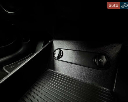 Белый Хендай Kona Electric, объемом двигателя 0 л и пробегом 103 тыс. км за 17999 $, фото 77 на Automoto.ua