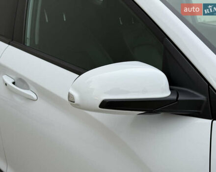 Белый Хендай Kona Electric, объемом двигателя 0 л и пробегом 96 тыс. км за 19500 $, фото 10 на Automoto.ua