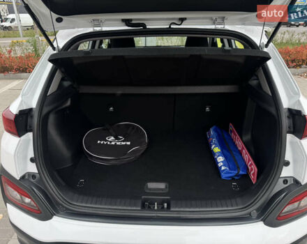 Белый Хендай Kona Electric, объемом двигателя 0 л и пробегом 58 тыс. км за 17499 $, фото 78 на Automoto.ua