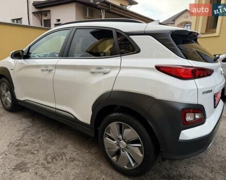 Білий Хендай Kona Electric, об'ємом двигуна 0 л та пробігом 64 тис. км за 14950 $, фото 4 на Automoto.ua