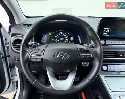 Белый Хендай Kona Electric, объемом двигателя 0 л и пробегом 96 тыс. км за 19500 $, фото 58 на Automoto.ua