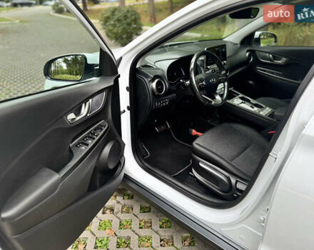 Белый Хендай Kona Electric, объемом двигателя 0 л и пробегом 103 тыс. км за 17999 $, фото 48 на Automoto.ua