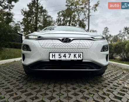 Белый Хендай Kona Electric, объемом двигателя 0 л и пробегом 103 тыс. км за 17999 $, фото 9 на Automoto.ua