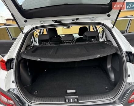 Білий Хендай Kona Electric, об'ємом двигуна 0 л та пробігом 64 тис. км за 14950 $, фото 72 на Automoto.ua