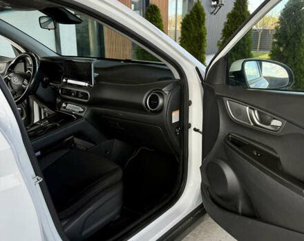 Белый Хендай Kona Electric, объемом двигателя 0 л и пробегом 95 тыс. км за 17500 $, фото 20 на Automoto.ua