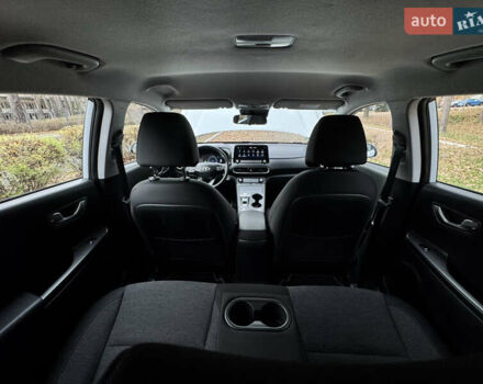 Белый Хендай Kona Electric, объемом двигателя 0 л и пробегом 58 тыс. км за 17499 $, фото 59 на Automoto.ua