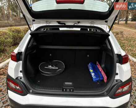 Белый Хендай Kona Electric, объемом двигателя 0 л и пробегом 58 тыс. км за 17499 $, фото 54 на Automoto.ua