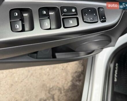 Білий Хендай Kona Electric, об'ємом двигуна 0 л та пробігом 64 тис. км за 14950 $, фото 83 на Automoto.ua