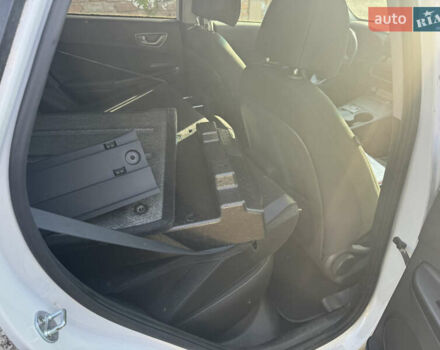 Белый Хендай Kona Electric, объемом двигателя 0 л и пробегом 50 тыс. км за 10599 $, фото 8 на Automoto.ua